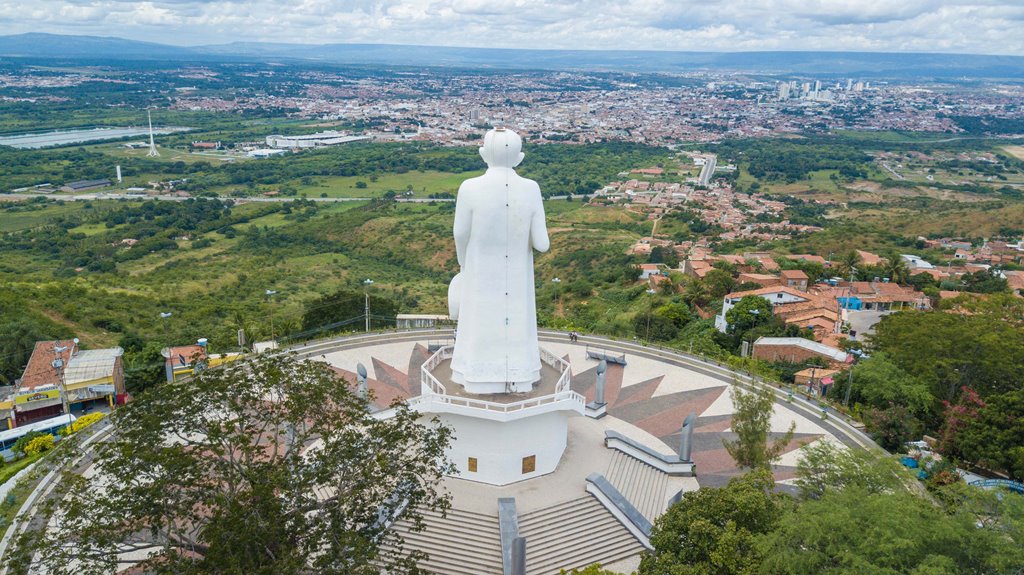 No Dia Em Que Completa Anos Est Tua De Padre C Cero Recebe Visita