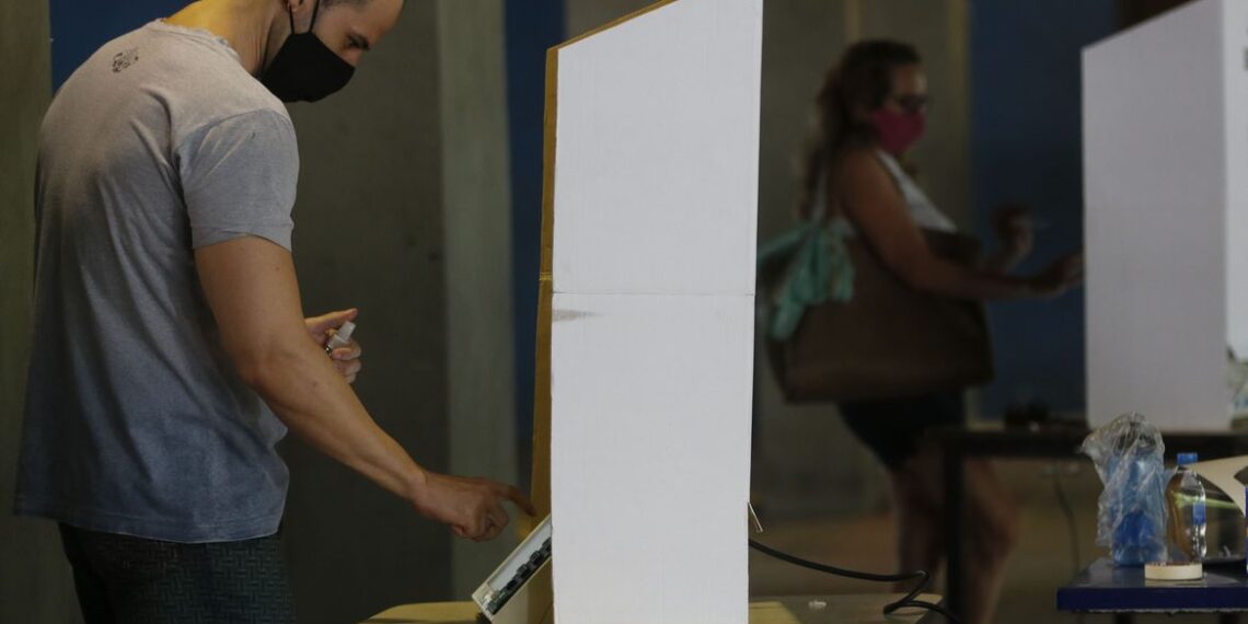 Movimentação dos eleitores durante eleições municipais de 2020, na  4ª zona eleitoral, no CIEP do bairro do Humaíta
