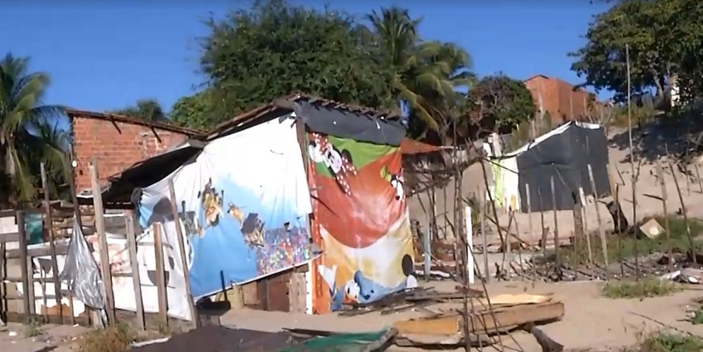 Lonas, papelões e outros descartáveis viram teto e parede em ocupação na periferia de Fortaleza. Foto: TV Verdes Mares