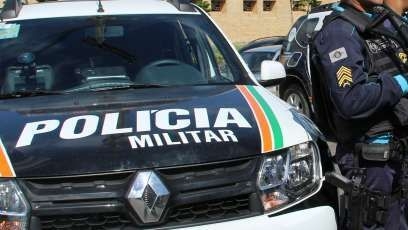 Legenda: Militares prenderam o homem em flagrante e o conduziram à delegacia de Brejo Santo Foto: Divulgação/SSPDS