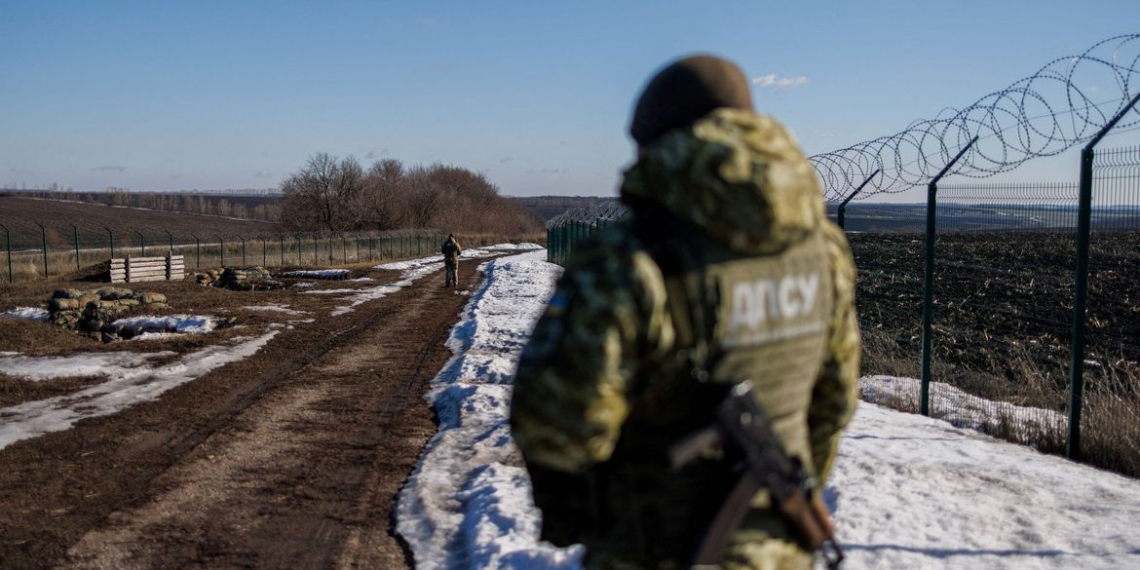 Guardas de fronteira ucranianos patrulham uma área ao longo da fronteira ucraniana-russa na região de Kharkiv, Ucrânia