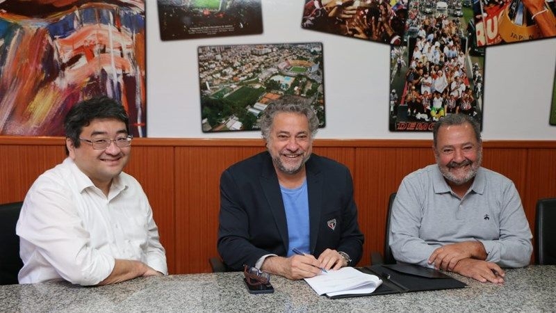 Legenda: Dinho Iwamoto, Julio Casares e Fred Luz acertaram consultoria para o clube. Foto: Divulgação