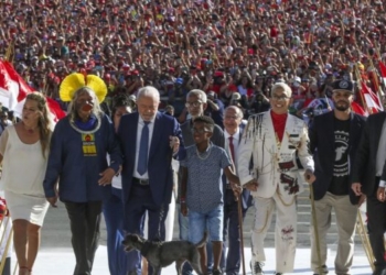 Lula toma posse, defende democracia e diz que mensagem ao Brasil é de ‘esperança e reconstrução’