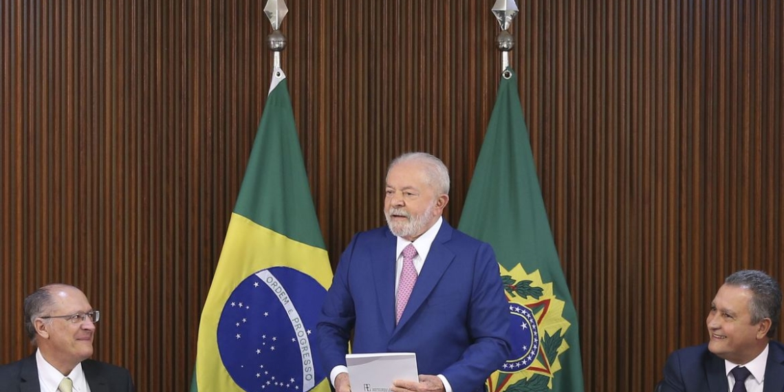 O vice-presidente, Geraldo Alckmin, o presidente Luiz Inácio Lula da Silva, e o  ministro da Casa Civil, Rui Costa, participam da primeira reunião ministerial, no Palácio do Planalto