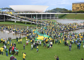 Criminosos invadem plenário do STF, Congresso Nacional e Palácio do Planalto