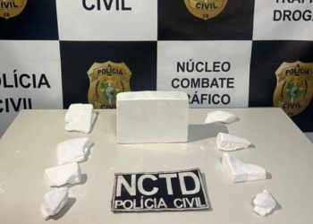 A mulher, que é membro de um grupo criminoso, foi localizada e presa em posse de drogas dentro de um ônibus interestadual