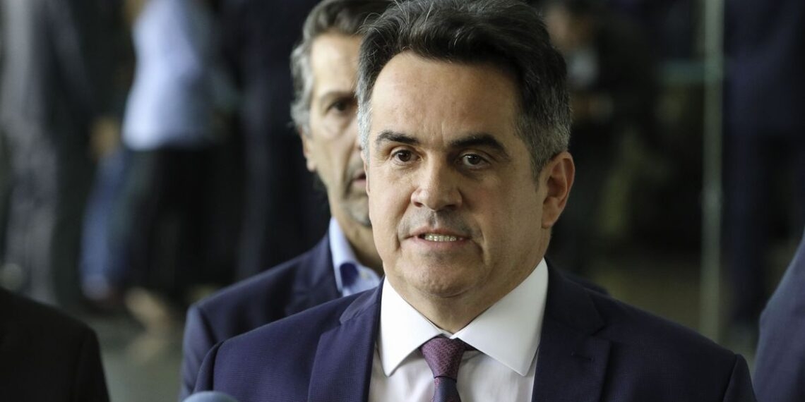 Ministro da Casa Civil, Ciro Nogueira, fala com a imprensa após fala do Presidente Jair Bolsonar, no Palácio da Alvorada