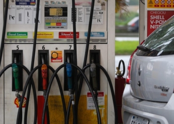 Preço do diesel cai R$ 0,18 nas distribuidoras, nesta quinta-feira