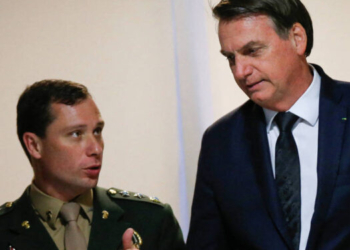 PF faz busca em casa de Bolsonaro e prende ex-assessores do ex-presidente