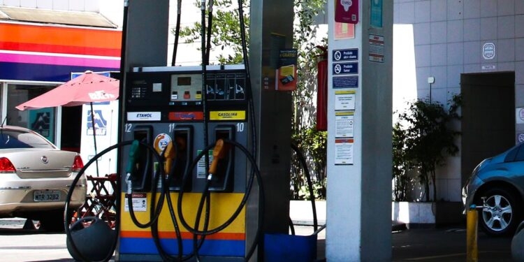 São Paulo - Posto de gasolina em Pinheiros.