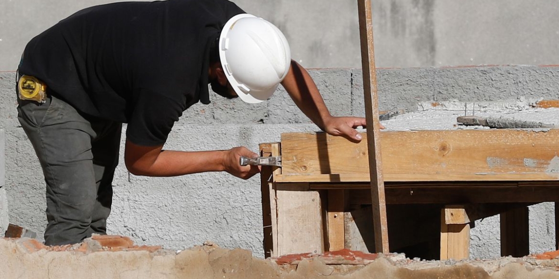 Rio de Janeiro - Trabalhadores da construção civil, operários reformam telhado de imóvel em obras no Centro do Rio. (Fernando Frazão/Agência Brasil)