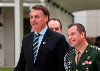 Mauro Cid confessou à PF ter entregue dinheiro das joias nas mãos de Bolsonaro, diz revista