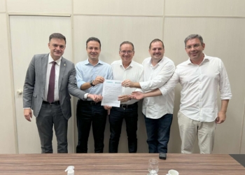 Adece firma acordo para garantir ampliação de indústria alimentícia no Crato