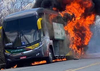 Ônibus com banda do cantor Matheus Fernandes pega fogo em estrada no Ceará.