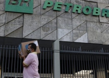Petrobras tem lucro líquido de R$ 26,6 bilhões no terceiro trimestre, queda de 42%
