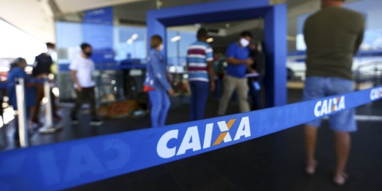 Fila para entrada em agência da Caixa, em Brasília.