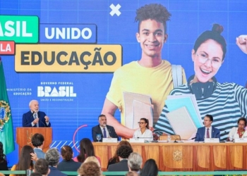 Pé de Meia: programa vai pagar R$ 2 mil por ano para alunos de baixa renda do ensino médio público