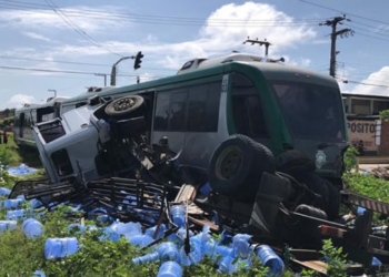 Caminhão tomba em Juazeiro ao ser atingido pelo Metrô e colisão de motos em Várzea Alegre deixa dois gravemente feridos