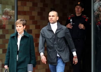 Daniel Alves sai da prisão na Espanha após pagar fiança de R$ 5,4 milhões