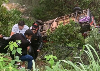 Topique cai em ribanceira e deixa 11 feridos na Rodovia Padre Cícero