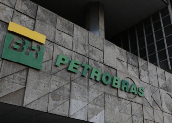 Petrobras aumenta gasolina em R$ 0,20 por litro a partir desta terça-feira