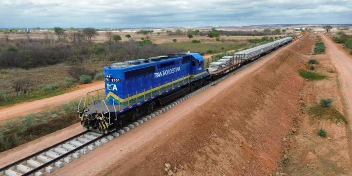 Legenda: A previsão é de que a obra da ferrovia Transnordestina seja totalmente concluída até 2027 Foto: João Lavor/TLSA