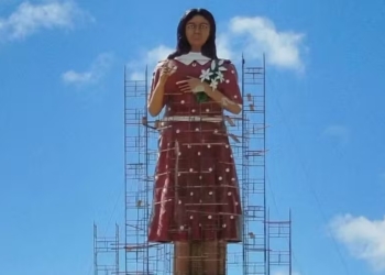 Estátua da Menina Benigna é finalizada em Santana do Cariri, no Ceará. — Foto: Governo do Ceará/Reprodução