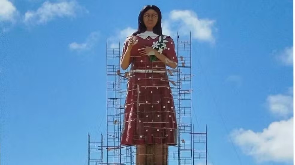 Estátua da Menina Benigna é finalizada em Santana do Cariri, no Ceará. — Foto: Governo do Ceará/Reprodução