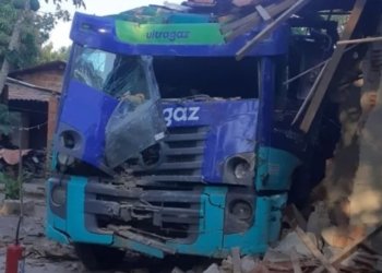 Caminhão desgovernado em Barbalha atinge alpendre de uma casa