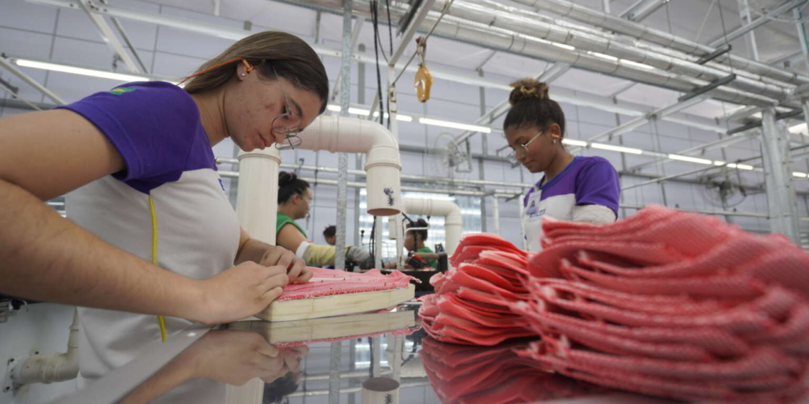 GOVERNADOR ELMANO DE FREITAS VISITA FABRICA DA GRENDENE EM HORIZONTE
FOTOS:
TAGS: FABRICA, GRENDENE, HORIZONTE, EMPREGOS, TRABALHADOR, EMPREGO, GERACAO DE EMPREGOS, MAQUINAS, MAQUINARIO, CALCADOS, OPORTUNIDADE, TEXTIL