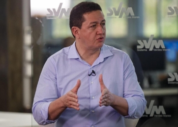 Legenda: O prefeito visitou a sede do Sistema Verdes Mares nesta sexta (3) Foto: Davi Rocha