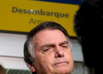 Citando possível fuga, Moraes nega devolver passaporte de Bolsonaro