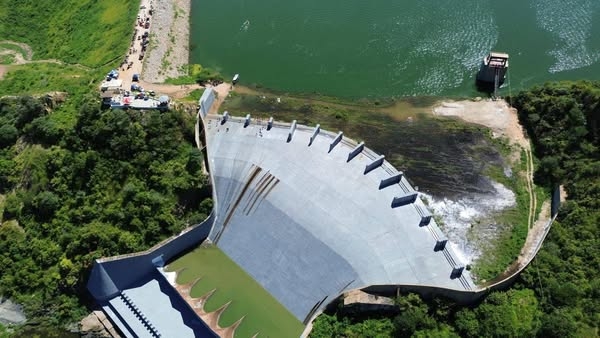 O Açude sangrou na noite deste sábado (26), por volta das 22h17min. Foto: Anderson Oliveira