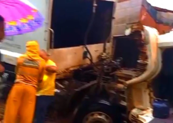 Caminhão de coleta de lixo colide com residência em Dom Quintino em Crato