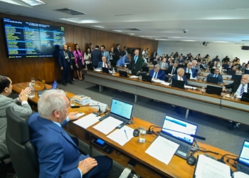 Comissão do Senado aprovou PEC que acaba com reeleição e muda tempo de mandatos (Foto: Geraldo Magela/Agência Senado) Leia mais em: https://www.gazetadopovo.com.br/republica/comissao-do-senado-aprova-pec-que-acaba-com-reeleicao-e-muda-duracao-de-mandatos/ Copyright © 2025, Gazeta do Povo. Todos os direitos reservados.