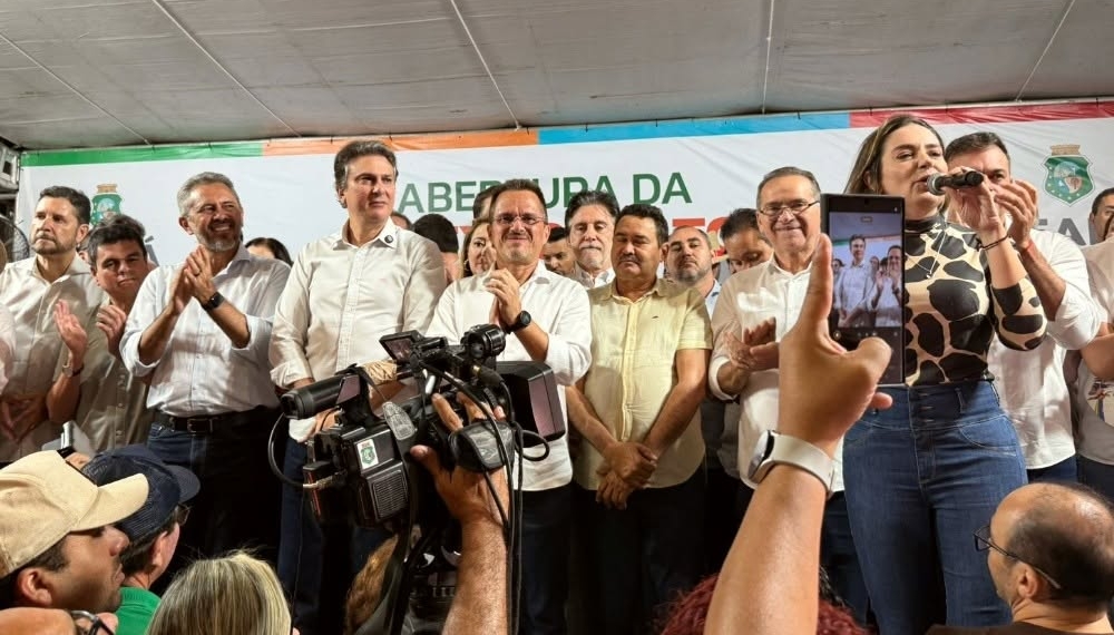 Elmano aplaude discurso da senadora Augusta Brito, na abertura da Expocrato Foto: Casa Civil