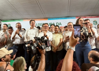 Elmano aplaude discurso da senadora Augusta Brito, na abertura da Expocrato Foto: Casa Civil