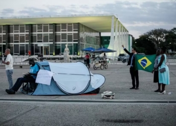Deputado Hélio Lopes, aliado de Bolsonaro, acampa em frente ao STF — Foto: Brenno Carvalho/Agência O Globo