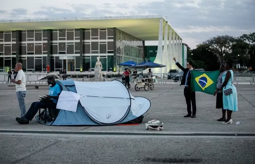 Deputado Hélio Lopes, aliado de Bolsonaro, acampa em frente ao STF — Foto: Brenno Carvalho/Agência O Globo