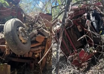 Carreta tombou esta manhã numa ribanceira na descida da Serra do Araripe no Crato. (Foto: Reprodução)