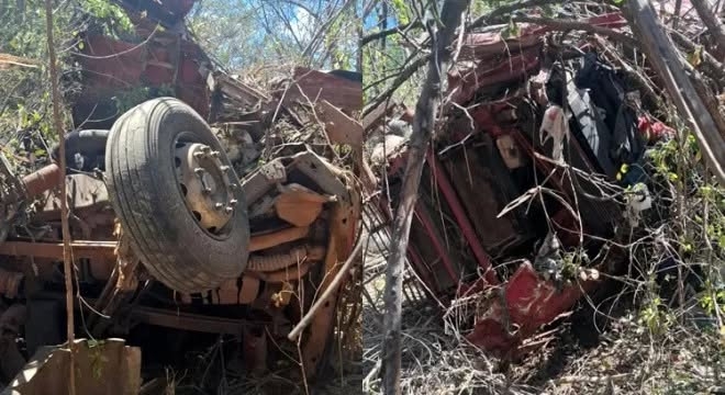 Carreta tombou esta manhã numa ribanceira na descida da Serra do Araripe no Crato. (Foto: Reprodução)
