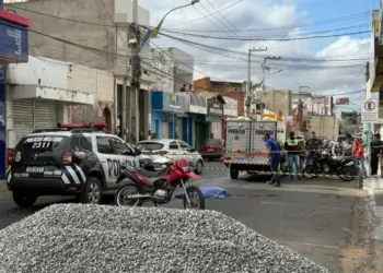Idosa morre e idoso fica ferido após moto esbarrar em carrada de brita depositada na Rua São Paulo, em Juazeiro do Norte