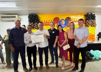 Dr. Lorim assina ordem de serviço do Centro de Interpretação Arqueológica em Missão Velha