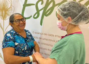 Lúcia Souza e a enfermeira oncologica do HUC, Tainá Carvalho