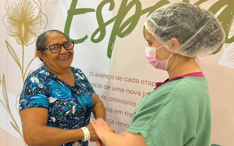 Lúcia Souza e a enfermeira oncologica do HUC, Tainá Carvalho