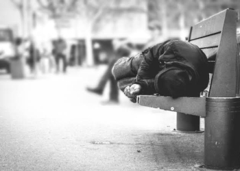 Cresce número de pessoas em situação de rua no Centro de Juazeiro do Norte e comerciantes relatam conflitos frequentes