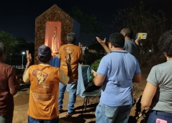 Terço dos Homens de Mãe Rainha realiza primeira visita à gruta da Encosta do Mutirão, que recebe terço todas as terças-feiras e mobiliza pela obra da Encosta