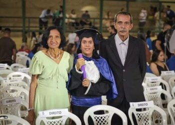 Aluna de 33 anos se torna a primeira estudante com síndrome de Down formada em universidade do Cariri