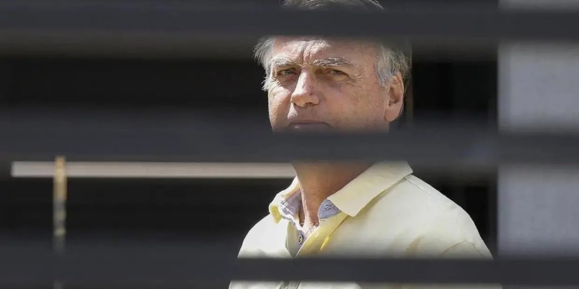 Legenda: Jair Bolsonaro voltará para a prisão domiciliar após alta hospitalar nesta sexta-feira (27). Foto: Sergio Lima/AFP.