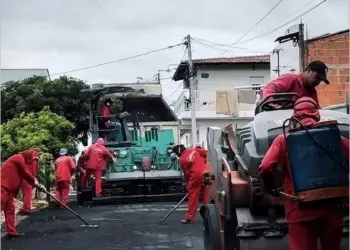 Oito ruas do distrito de Ponta da Serra recebem asfaltamento, através do programa Novos Caminhos do Crato